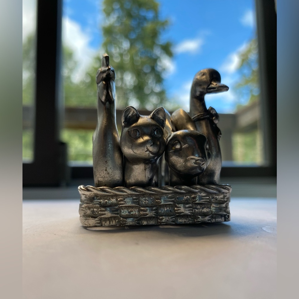 Seagull Canada Vintage farm animals in Basket Napkin Ring Holders  Set Pewter